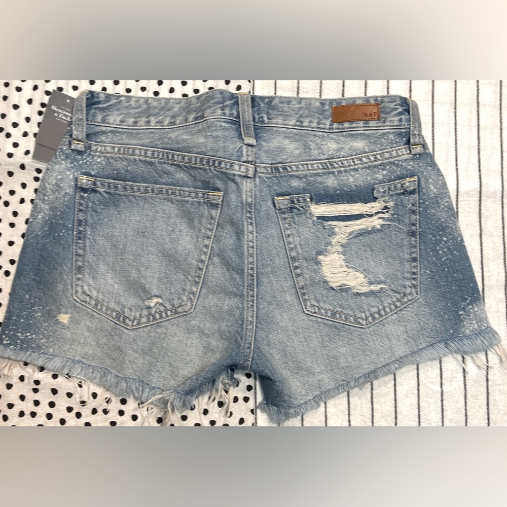 Abercrombie & Fitch AMES LOW RISE BOYFRIEND SHORT Size 24 NWT - Picture 2 of 8